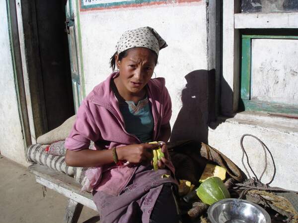 Femme épluchant des légumes, Dursagang, Népal