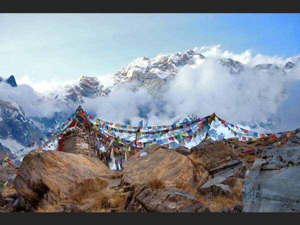 Les drapeaux à prières veillent sur les tombes des aventuriers décédés en tentant d'atteindre les sommets himalayens (Népal). 