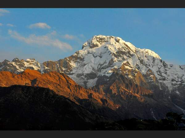Les sommets himalayens, vus du bourg de Gandrung, au Népal.