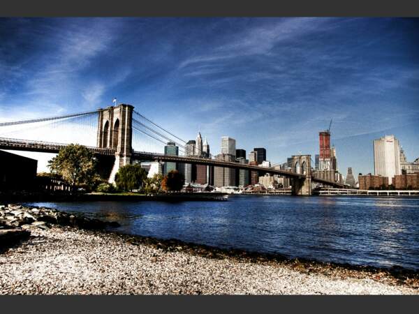 Depuis le quartier de DUMBO, à New York, la vue sur le pont de Brooklyn est imprenable (Etats-Unis).