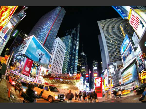 A New York, la place de Times Square est le lieu névralgique de la cité ( Etats-Unis).