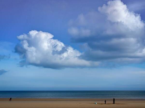 Paysage de plage au bord de la Manche à Courseulles-sur-Mer, dans le Calvados, en Normandie.