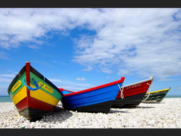 Barques colorées près d'Yport, dans le Pays de Caux, en Normandie