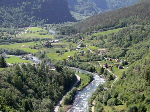 Un petit village situé au creux d’une vallée, en Norvège. 