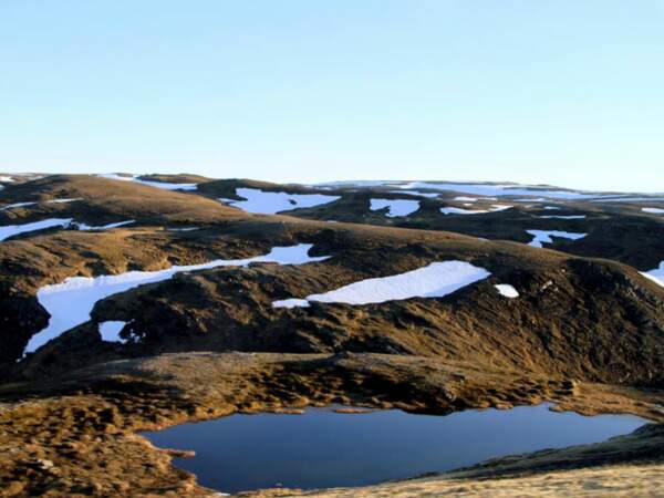 Paysage de vallons enneigés, non loin du Cap Nord, en Norvège.