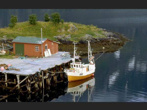 Un port d'attache dans le comté de Nordland, dans la commune de Vågan (îles Lofoten, Norvège).