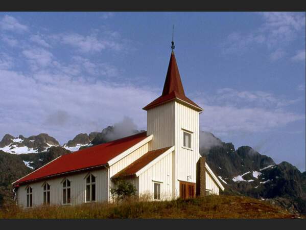 L'église de Laupstad, entre Svolvaer et Fiskebol, dans le comté de Nordland, (Vågan, îles Lofoten, Norvège).