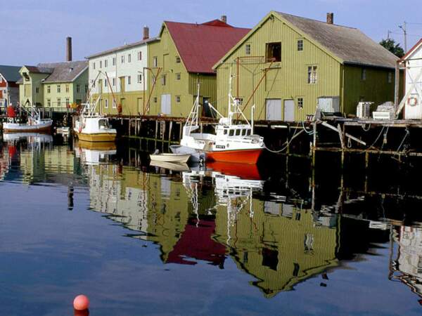 Le port d’Henningsvaer, dans les îles Lofoten, en Norvège. 