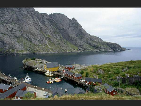 Le petit port de Nusfjord (îles Lofoten, en Norvège). 