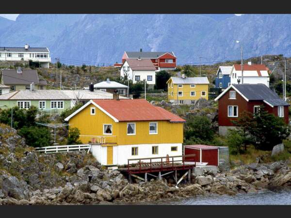 Maisons colorées du village de Reine (îles Lofoten, en Norvège).