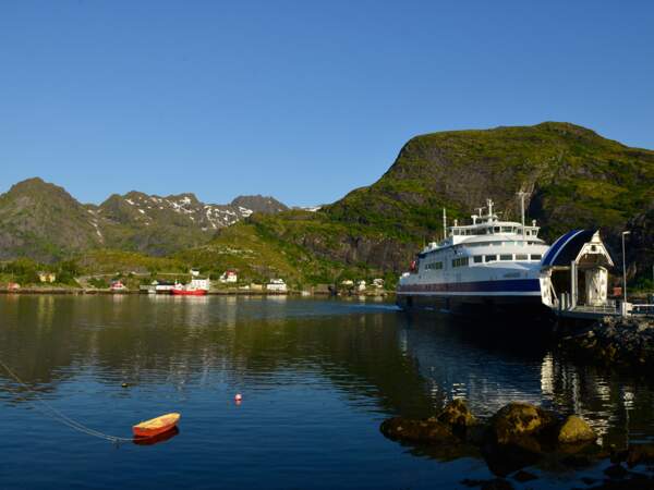 Un ferry stationne au port de Moskenes, sur les îles Lofoten, en Norvège