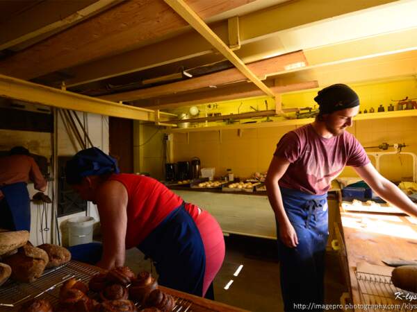 Les employés de la boulangerie de Å, sur les îles Lofoten, fabriquent pains et viennoiseries. 