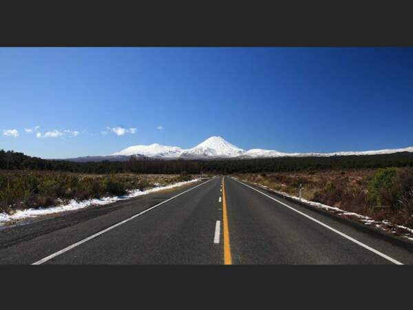 La route qui mène au Mont Tongariro, en Nouvelle-Zélande.