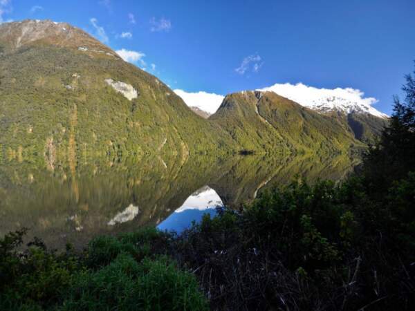 Mirror Lakes aux environs du fjord de Milford Sound, sur l’île du Sud, en Nouvelle-Zélande