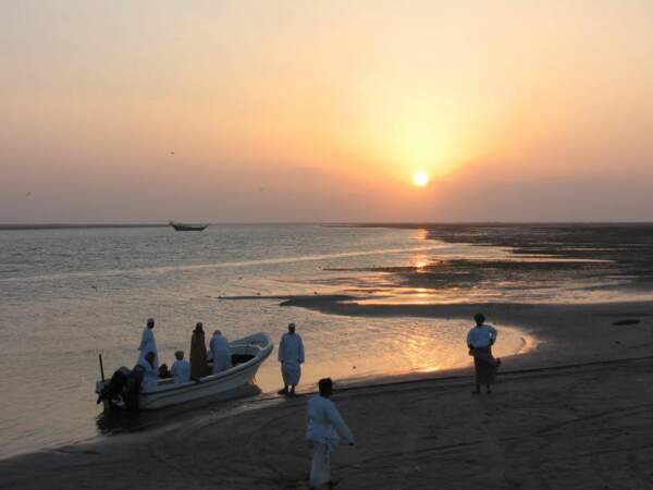 Le bateau s'apprête à rejoindre l'île de Masirah depuis la plage (Oman).