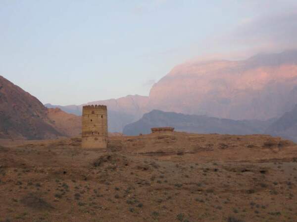 Cette tour se trouve dans les montagnes à l'est de Mascate (Oman).