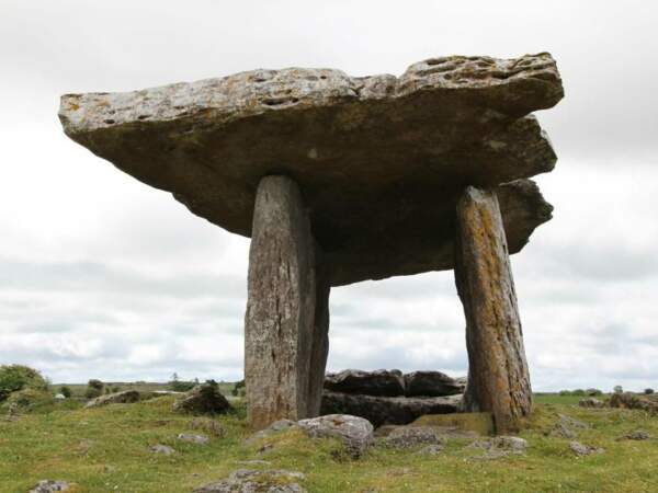 Le dolmen de Poulnabrone se trouve sur le plateau du Burren, dans le comté de Clare, en Irlande. 