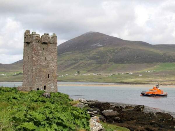 La tour de Kildavnet, sur l'île d'Achill, dans le comté de Mayo, en Irlande. 