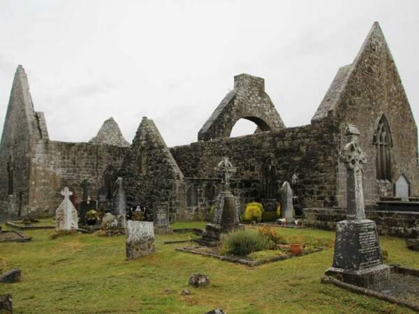 Le monastère de Kilmacduagh, dans le comté de Galway, en Irlande. 