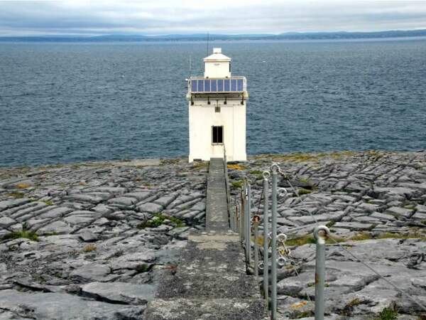 Le phare de Black Head, dans le comté de Clare, en Irlande. 