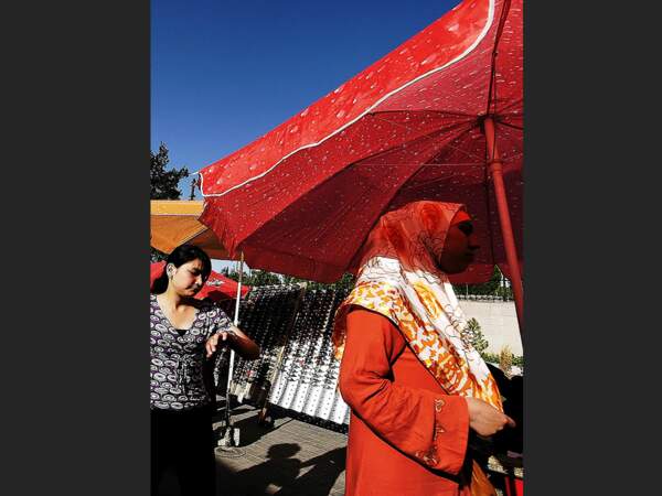Femme voilée sur le marché de Tachkent, en Ouzbékistan