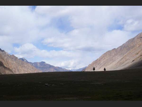 Une plaine, dans les hautes montagnes du Pamir (Tadjikistan).