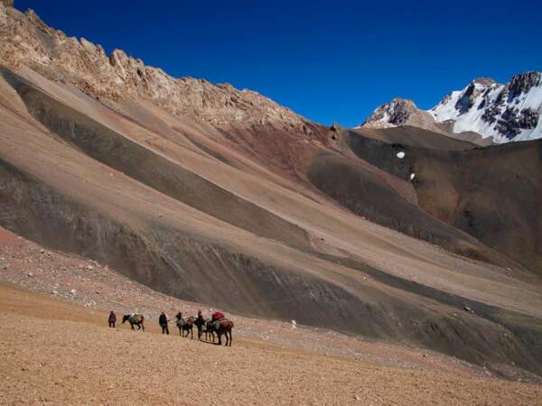 Ascension d’un col à près de 5000 mètres d’altitude (Pamir, Tadjikistan).