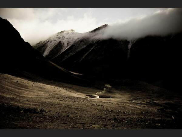 Une yourte encerclée par de hautes montagnes (Pamir, Tadjikistan).