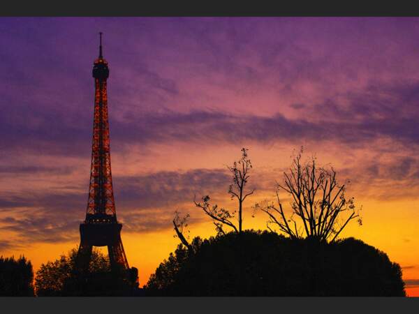 La tour Eiffel au crépuscule, à Paris