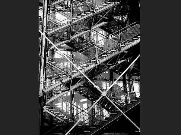 Les escaliers du Centre Pompidou, 4e arrondissement de Paris, France. 