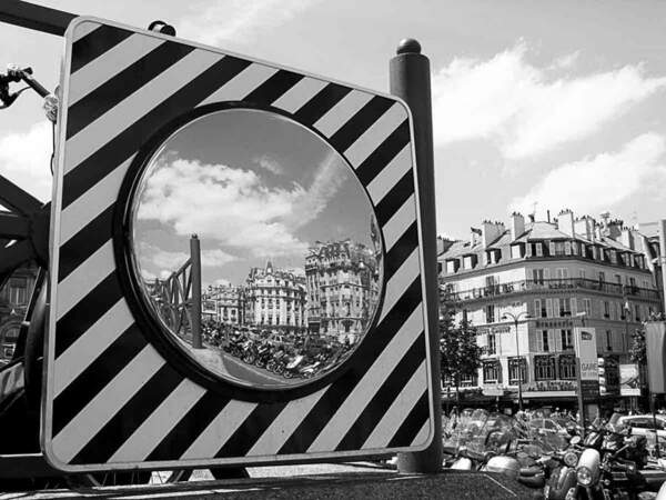 Jeux de reflets, à  Paris, en France. 