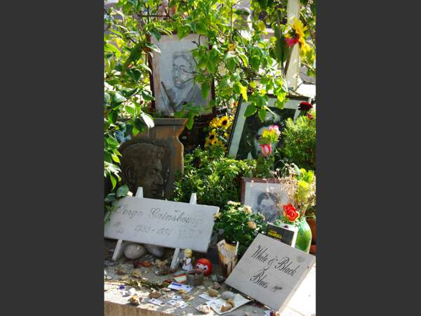 La tombe de Serge Gainsbourg, dans le cimetière du Montparnasse, au sud de Paris.