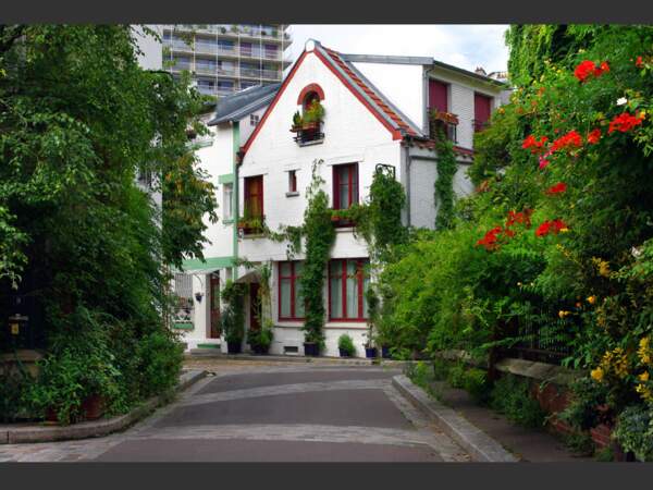 Construite dans le XIIIe arrondissement de Paris en 1928 sur une zone marécageuse, la Cité florale est un îlot résidentiel et verdoyant au coeur du tissu urbain.