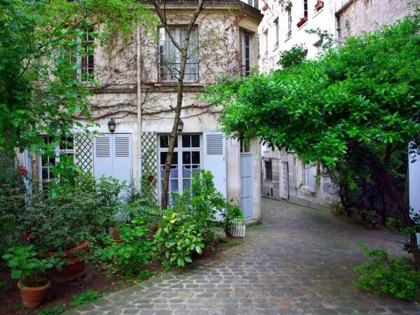 A Paris, le collège des Trente-Trois dissimule sa cour verdoyante aux touristes, au cœur du Quartier latin.