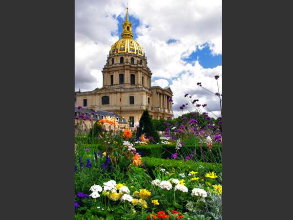 Les jardins de l’Intendant, un espace vert fleuri et apprécié des promeneurs aux abords de la chapelle des Invalides, à Paris.