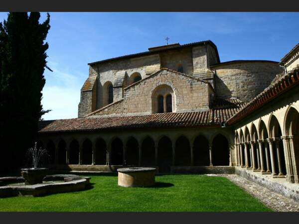 La magnifique abbaye bénédictine de Saint-Hilaire, dans l'Aude, en France.