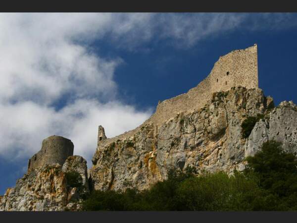 Le château de Peyrepertuse, perché à près de 800 m sur un éperon rocheux des Corbières, dans l'Aude, en France.