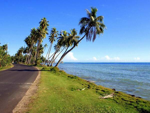 Une route entre Vaitape et Matira à Bora Bora, en Polynésie française