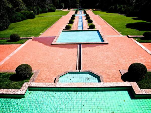Enfilade de bassins dans le parc de la Casa Serralves, à Porto, au Portugal