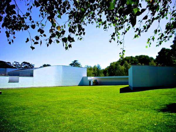 Façade du musée d’art moderne dans le parc Serralves, à Porto, au Portugal