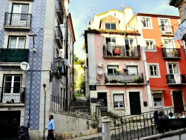 Façades colorées du quartier d'Alfama, à Lisbonne, au Portugal. 