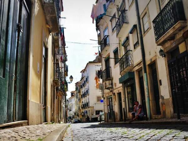 Ruelle du quartier historique d'Alfama, à Lisbonne (Portugal). 