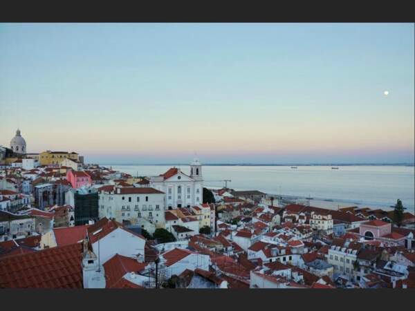 Vue sur Lisbonne depuis le miradouro de Sainte-Lucie, au Portugal.