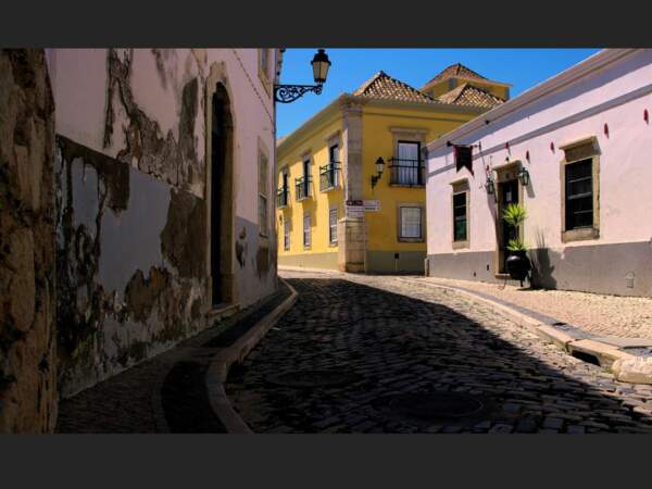 Une rue de Faro, au Portugal.