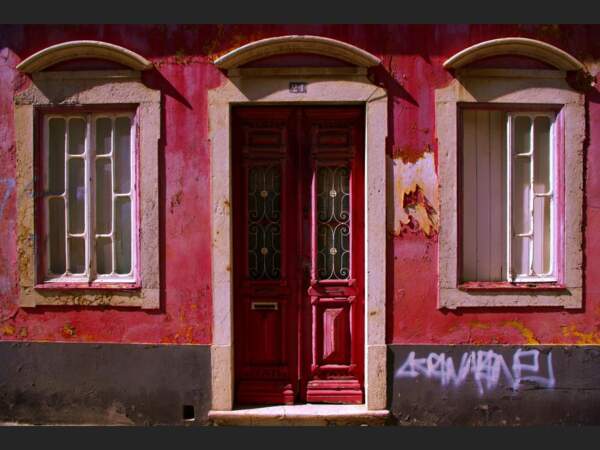Les façades colorées, emblématiques de la vieille ville de Faro, au Portugal.
