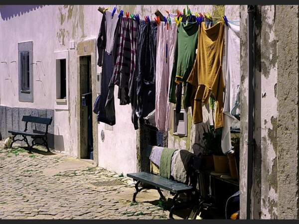 Du linge étendu dans une arrière-cour à Faro, au Portugal.