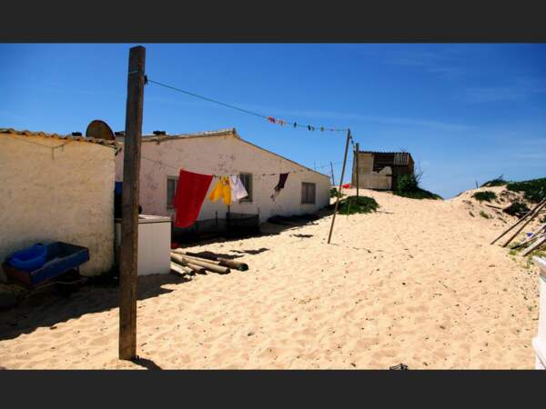 La dune menace cette maison de pêcheur sur la plage de Faro, au Portugal.