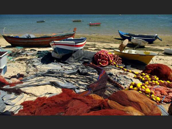 Des barques et des filets de pêche, sur la plage de Faro, au Portugal.
