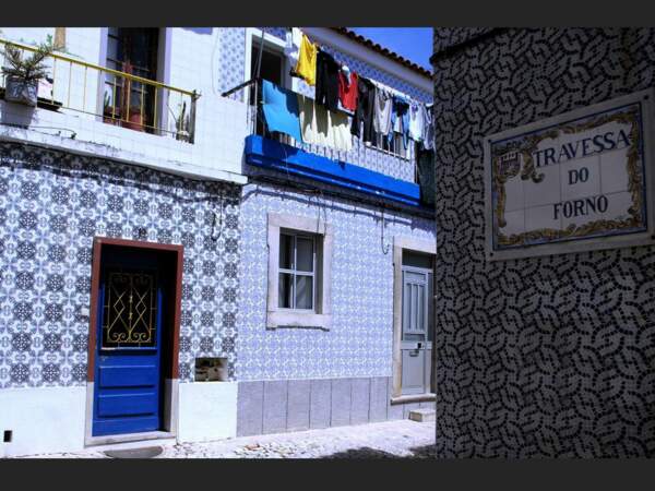 Azulejos sur les façades d'une rue de Tavira, au Portugal.