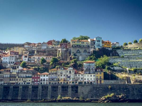 Aperçu de la vieille ville de Porto depuis le Douro, au Portugal. 